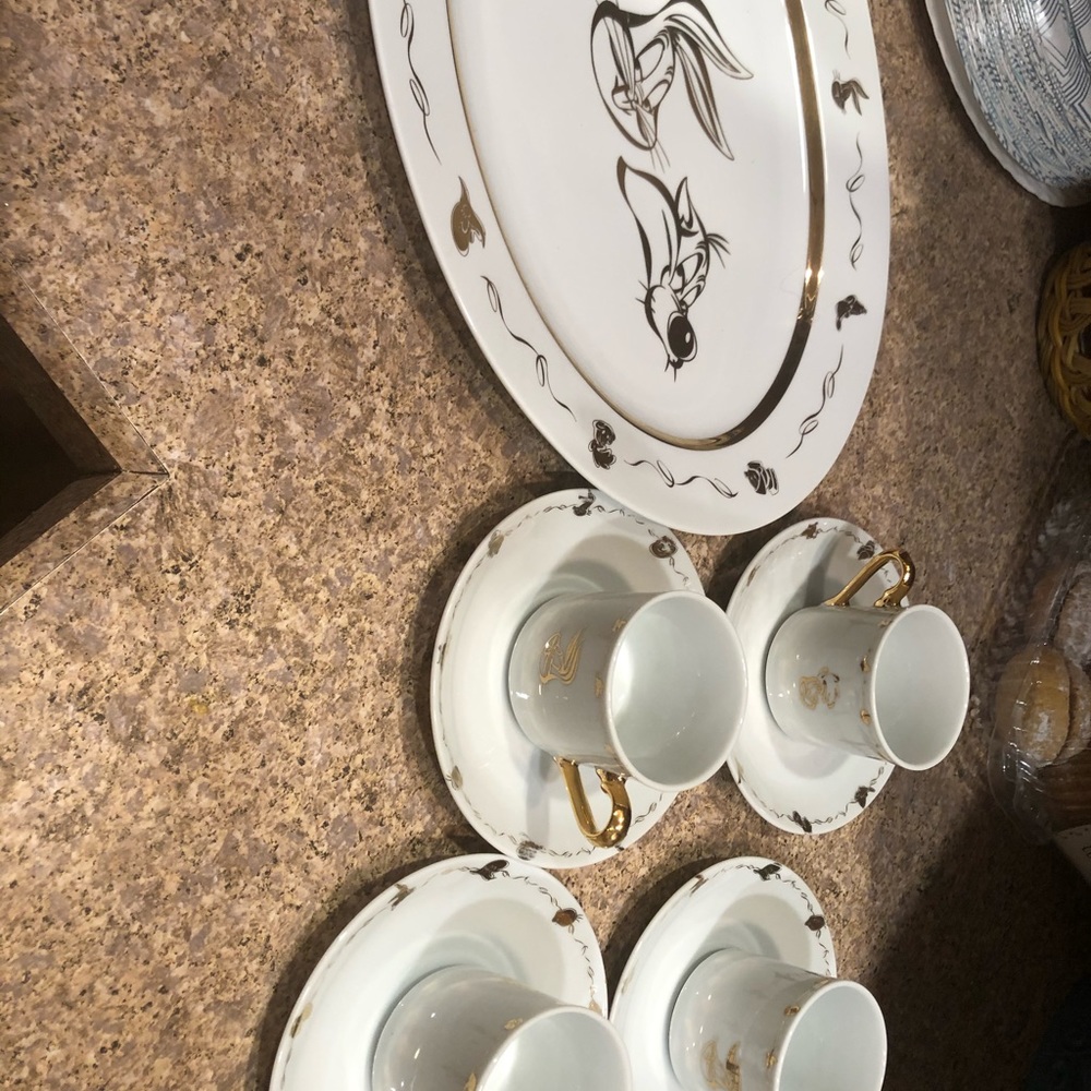 Bugs and friends coffee set